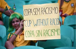 Torcedora brasileira pede fim do racismo na Copa.