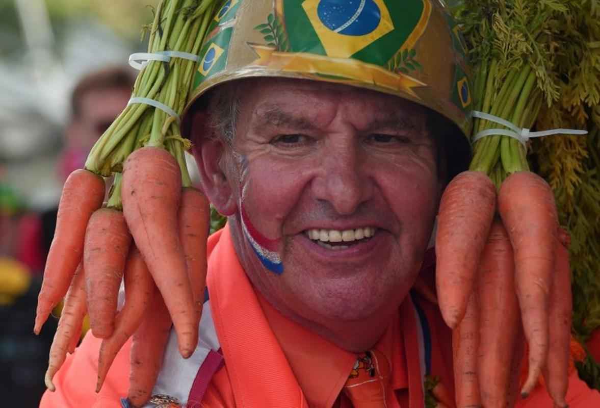 De laranja da cabea aos ps, torcedor da Holanda ousou no visual.