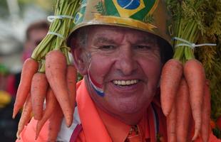 De laranja da cabea aos ps, torcedor da Holanda ousou no visual.