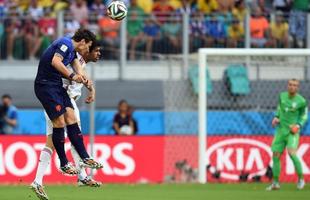 Lance do jogo entre Espanha e Holanda na Arena Fonte Nova, em Salvador.