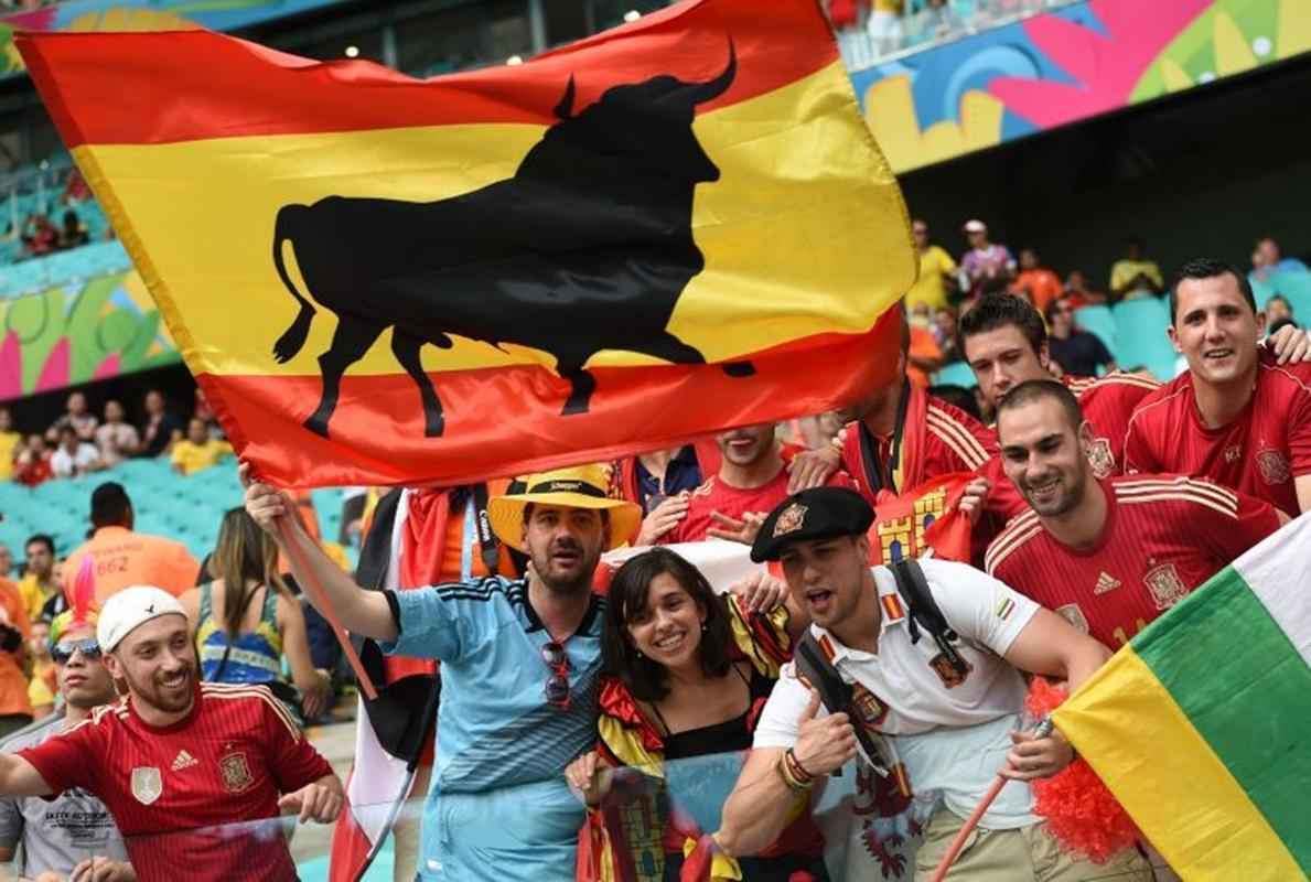 Com um dos smbolos nacionais, o touro, torcedores espanhis se renem para ver o jogo contra a Holanda.