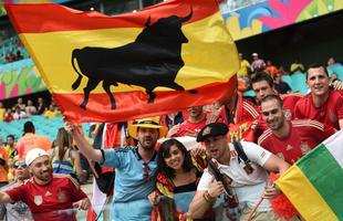 Com um dos smbolos nacionais, o touro, torcedores espanhis se renem para ver o jogo contra a Holanda.