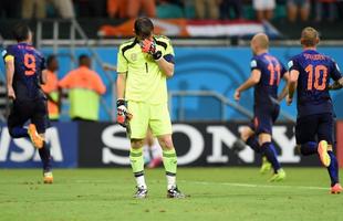 O goleiro espanhol Iker Casillas lamenta o quarto gol que levou da Holanda, de Robin van Persie.