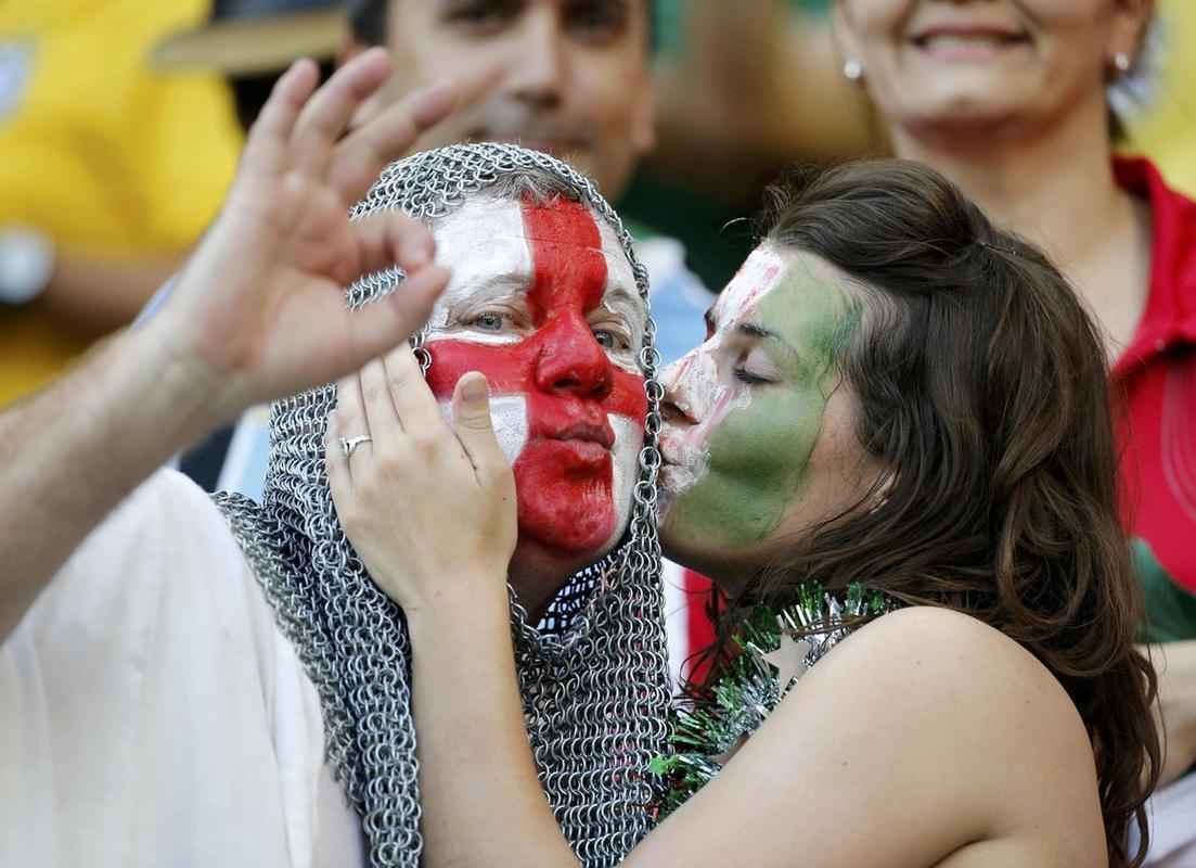 Ingls recebe beijo de italiana na torcida