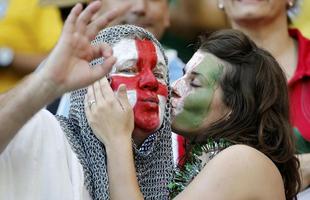 Ingls recebe beijo de italiana na torcida