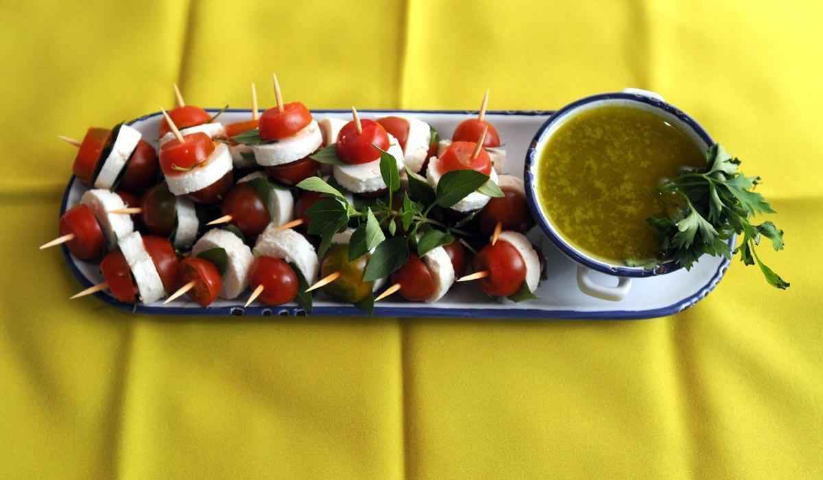 A salada caprese no palito  uma tima opo de petisco vegetariano. Sozinha, ela tem 300kcal. J acompanhada de molho pesto, ela ganha mais 474 kcal