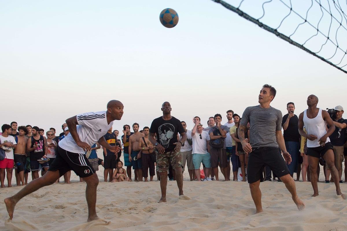 
Fabio Cannavar, Glenn Hoddle e Ian Wright, ex-craques do futebol mundial, jogam futevlei nas areias de Ipanema.