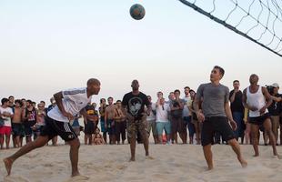 
Fabio Cannavar, Glenn Hoddle e Ian Wright, ex-craques do futebol mundial, jogam futevlei nas areias de Ipanema.