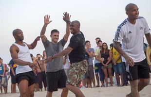 
Fabio Cannavar, Glenn Hoddle e Ian Wright, ex-craques do futebol mundial, jogam futevlei nas areias de Ipanema.