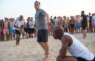 
Fabio Cannavar, Glenn Hoddle e Ian Wright, ex-craques do futebol mundial, jogam futevlei nas areias de Ipanema.