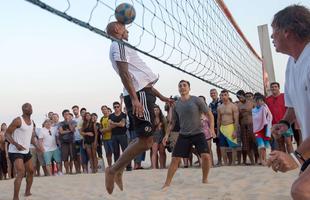 
Fabio Cannavar, Glenn Hoddle e Ian Wright, ex-craques do futebol mundial, jogam futevlei nas areias de Ipanema.