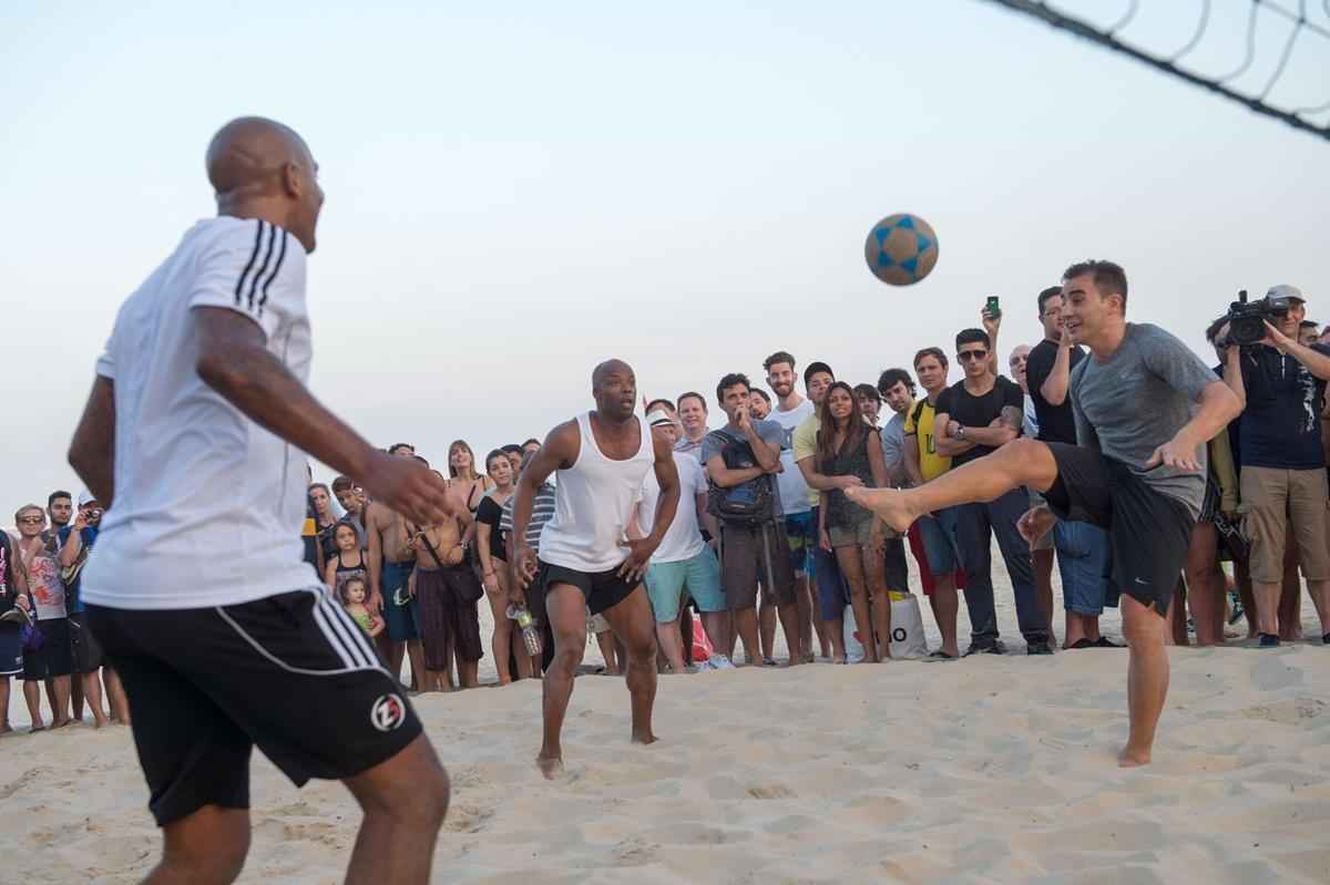 
Fabio Cannavar, Glenn Hoddle e Ian Wright, ex-craques do futebol mundial, jogam futevlei nas areias de Ipanema.