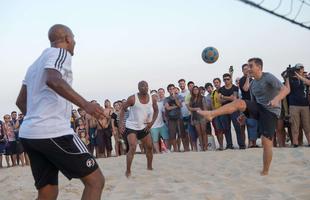 
Fabio Cannavar, Glenn Hoddle e Ian Wright, ex-craques do futebol mundial, jogam futevlei nas areias de Ipanema.