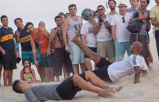 
Fabio Cannavar, Glenn Hoddle e Ian Wright, ex-craques do futebol mundial, jogam futevlei nas areias de Ipanema.