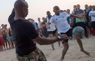 
Fabio Cannavar, Glenn Hoddle e Ian Wright, ex-craques do futebol mundial, jogam futevlei nas areias de Ipanema.