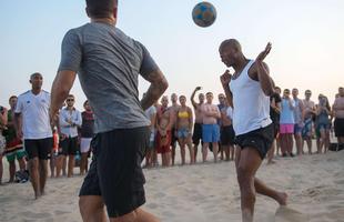 
Fabio Cannavar, Glenn Hoddle e Ian Wright, ex-craques do futebol mundial, jogam futevlei nas areias de Ipanema.