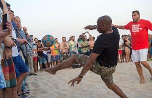 
Fabio Cannavar, Glenn Hoddle e Ian Wright, ex-craques do futebol mundial, jogam futevlei nas areias de Ipanema.