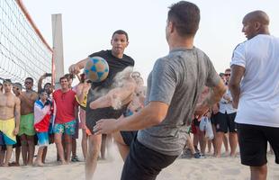 
Fabio Cannavar, Glenn Hoddle e Ian Wright, ex-craques do futebol mundial, jogam futevlei nas areias de Ipanema.