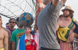 
Fabio Cannavar, Glenn Hoddle e Ian Wright, ex-craques do futebol mundial, jogam futevlei nas areias de Ipanema.