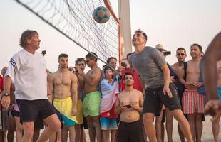 
Fabio Cannavar, Glenn Hoddle e Ian Wright, ex-craques do futebol mundial, jogam futevlei nas areias de Ipanema.