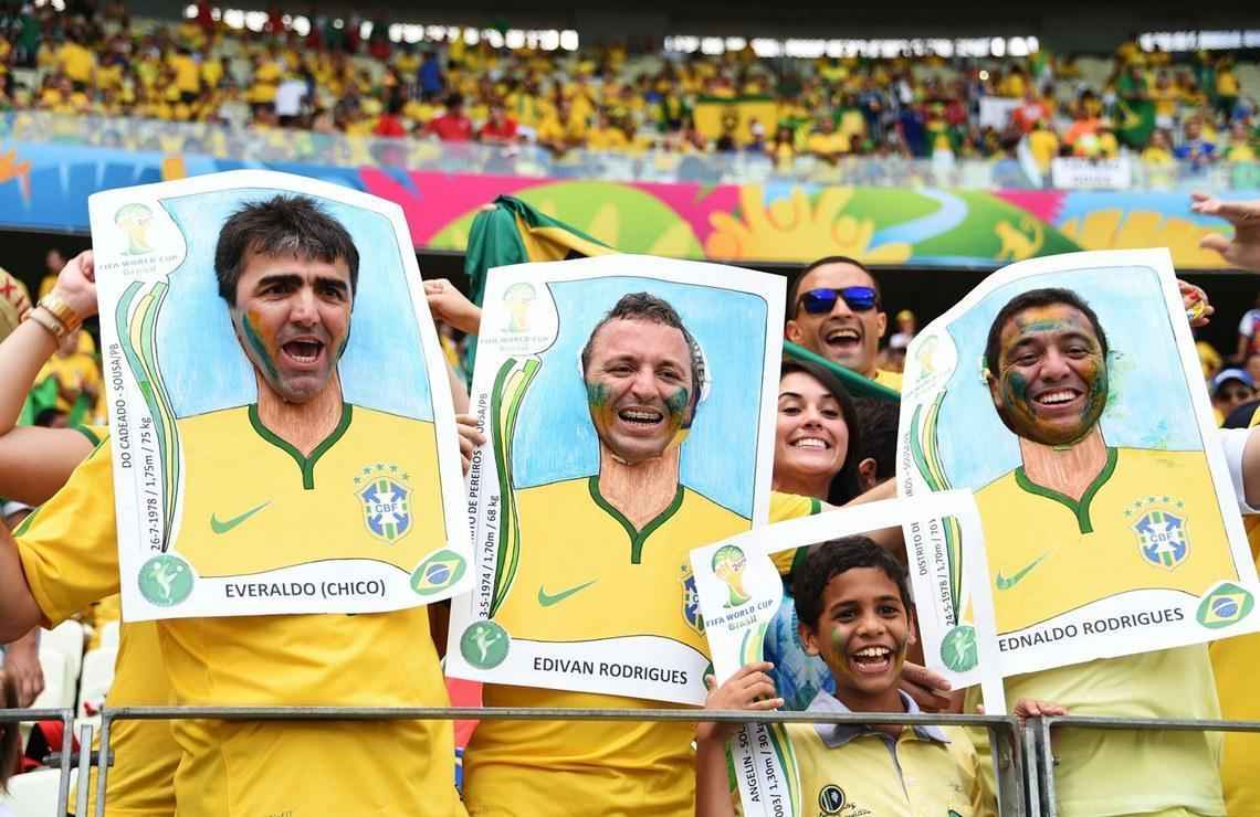 Torcedores exibem figurinhas gigantes de jogadores da seleo brasileira