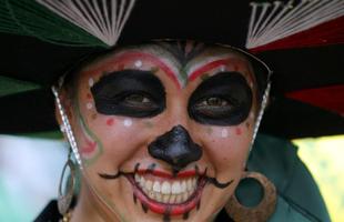 Torcedora pintou no rosto um dos smbolos da cultura mexicana