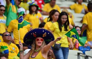 Torcedora levou para o estdio sombrero mexicano. Torcida com respeito