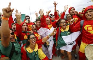 Torcida trouxe muitos Chapolins para ajudar a seleo mexicana