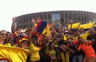 Colombianos fazem festa em frente ao Man Garrincha, onde a seleo do pas enfrenta a Costa do Marfim amanh.