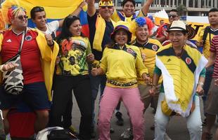 Colombianos fazem festa em frente ao Man Garrincha, onde a seleo do pas enfrenta a Costa do Marfim amanh.