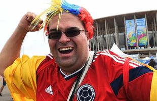 Torcedor colombiano visita o Man Garrincha na vspera do jogo com a Costa do Marfim.