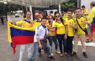 Torcedores colombianos esperam a sada da seleo para o treino em hotel brasiliense, onde os jogadores esto hospedados.