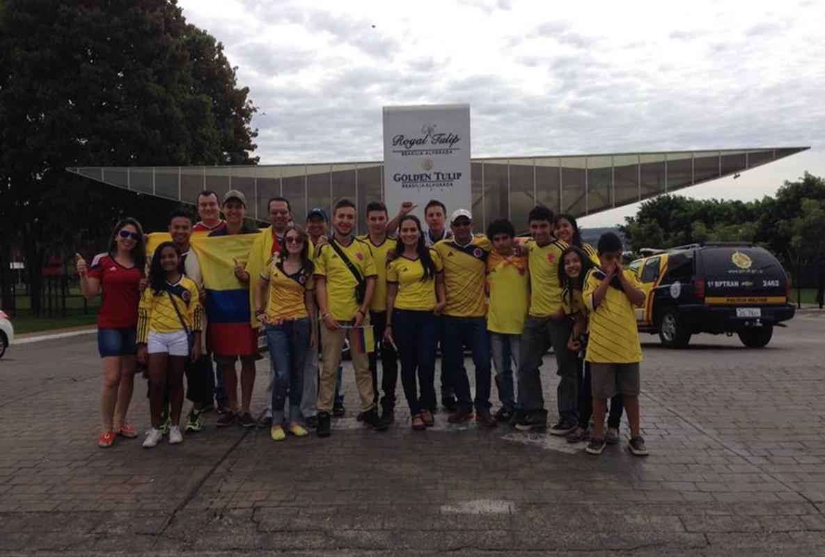 Torcedores colombianos esperam a sada da seleo para o treino em hotel brasiliense, onde os jogadores esto hospedados.