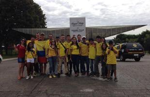 Torcedores colombianos esperam a sada da seleo para o treino em hotel brasiliense, onde os jogadores esto hospedados.