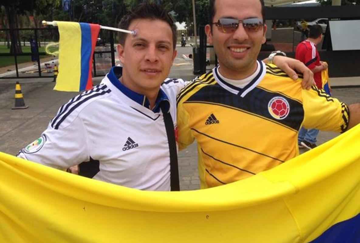 Torcedores colombianos esperam a sada da seleo para o treino em hotel brasiliense, onde os jogadores esto hospedados.