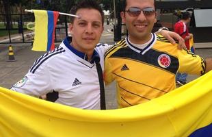 Torcedores colombianos esperam a sada da seleo para o treino em hotel brasiliense, onde os jogadores esto hospedados.