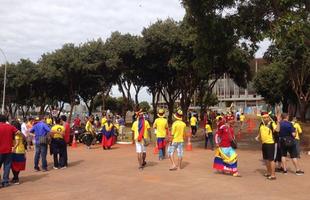 Em frente ao Man Garrincha, a invaso de colombianos que vieram para ver a partida de amanh, contra a Costa do Marfim.