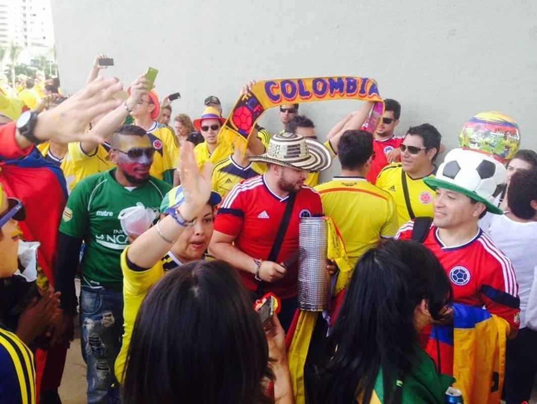 Farra dos colombianos na sada do jogo de hoje: invaso na Torre de TV