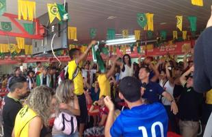 Os colombianos reunidos na Feira da Torre de TV fazem festa quando acaba a partida.