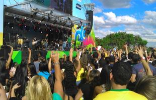 Colombianos e brasileiros se renem no Taguaparque para show de Cristiano Arajo.