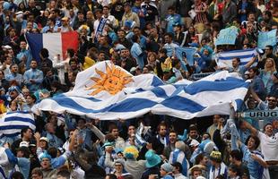 Torcida uruguaia ostenta bandeira do pas durante o jogo contra a Inglaterra.