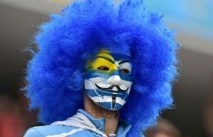 Torcedor do Uruguai aparece no Itaquero com maquiagem nas cores da bandeira.