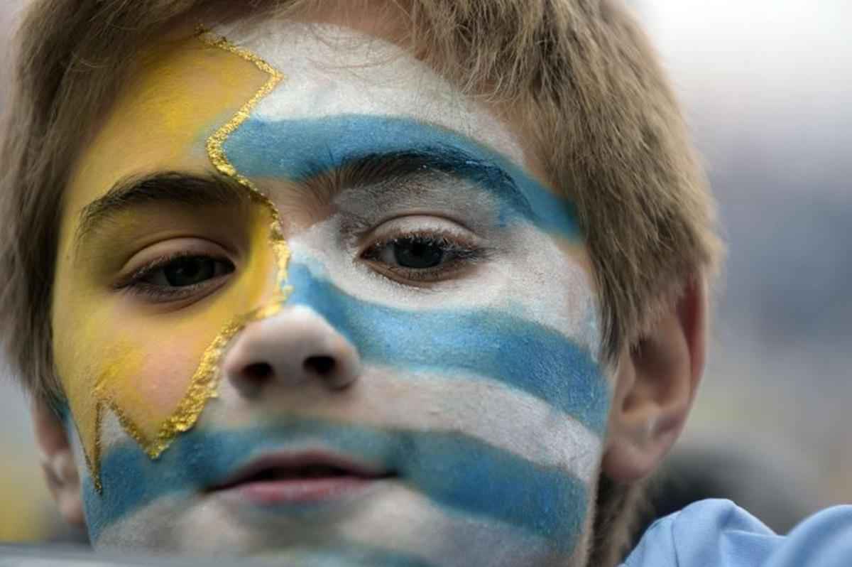 Torcedor do Uruguai aparece no Itaquero com maquiagem nas cores da bandeira.