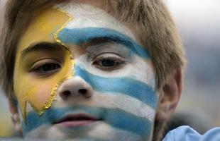 Torcedor do Uruguai aparece no Itaquero com maquiagem nas cores da bandeira.