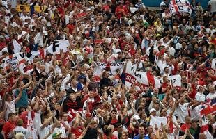 Torcida da Inglaterra colore o Itaquero de vermelho e branco.