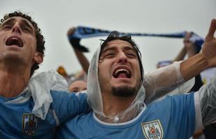 Torcedores uruguaios enfrentam chuva para torcer no jogo contra a Inglaterra.