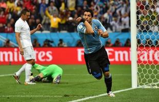 Luis Suarez comemora depois de fazer um gol contra a Inglaterra, no primeiro tempo.