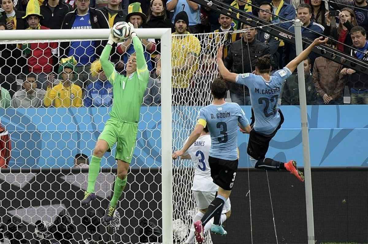 Goleiro britnico Joe Hart faz uma defesa pela Inglaterra.