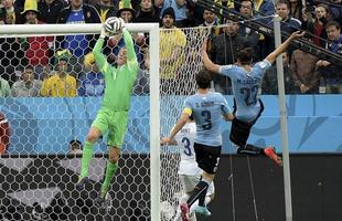 Goleiro britnico Joe Hart faz uma defesa pela Inglaterra.