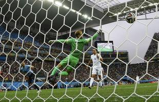 Atacante Luis Suarez faz o primeiro gol do Uruguai contra a Inglaterra.